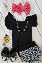 Load image into Gallery viewer, Cow &amp; Red Paisley Bummie/Bow Set

