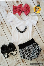 Load image into Gallery viewer, Cow &amp; Red Paisley Bummie/Bow Set
